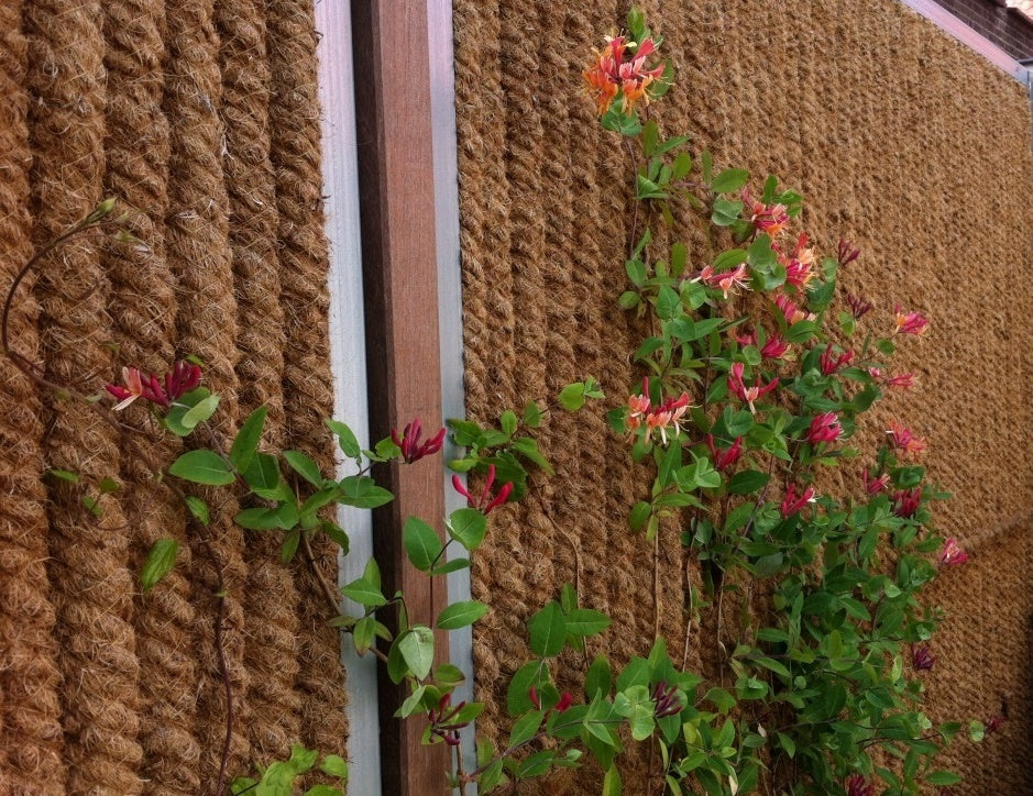 Kokowall tuinscherm tussen hardhouten paal